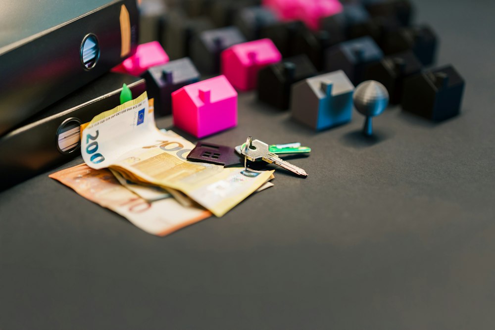 Case in miniatura, chiavi e banconote in euro